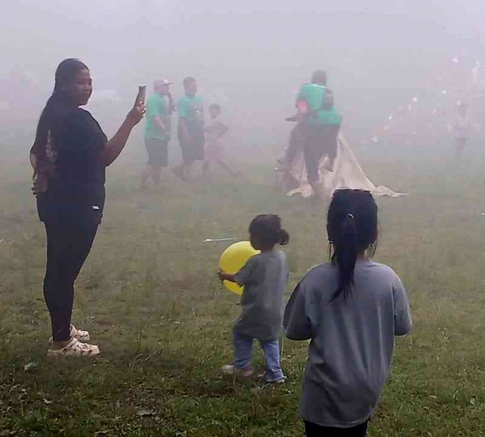 Panitia memberi contoh rute yang harus dilalui saat menggendong istri (Dokumentasi pribadi: Isti Yogiswandani)