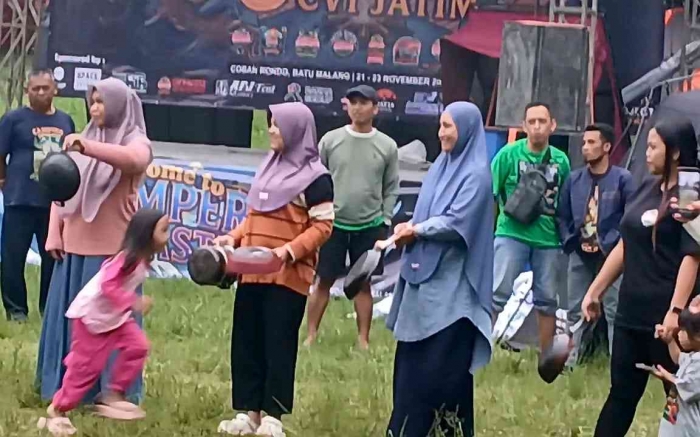 Tunjukkan pantat panci mu, siapa yang paling gelap dan gosong(Dokumentasi pribadi: Isti Yogiswandani)