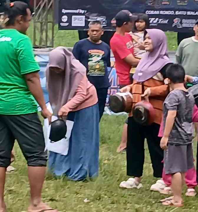 Pemenang pertama mendapat voucher dari lava hill(Dokumentasi pribadi: Isti Yogiswandani)