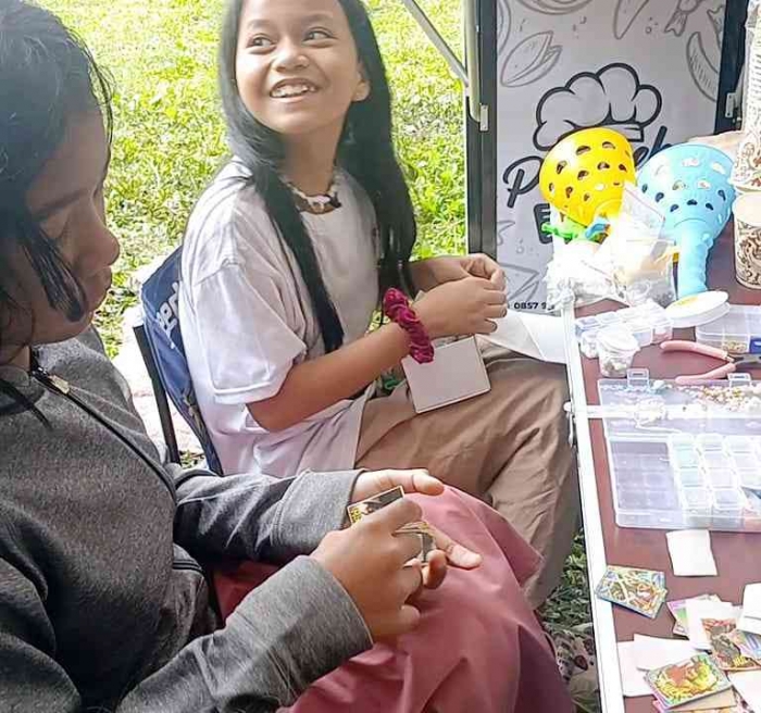 Fatin : Si Kecil yang Kreatif dan Berjiwa Entrepreneur: merangkai mote dengan bahagia(Dokumentasi pribadi: Isti Yogiswandani)