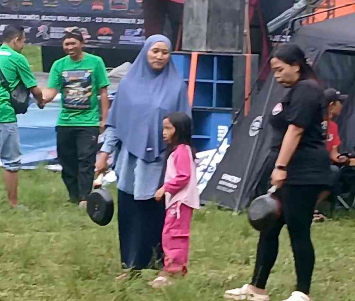 Siapa yang pantat pancinya lebih gosong?(Dokumentasi pribadi: Isti Yogiswandani)