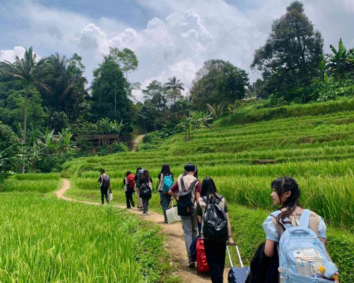 Mahasiswa UMN sampai di Kampung Sukagalih, Desa Cipeuteuy (2025) dok.pribadi/Nisrina Shidqi Nabila