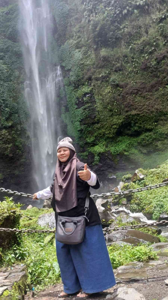 Berpose di batas pengaman berupa rantai (Dokumentasi pribadi: Isti Yogiswandani)