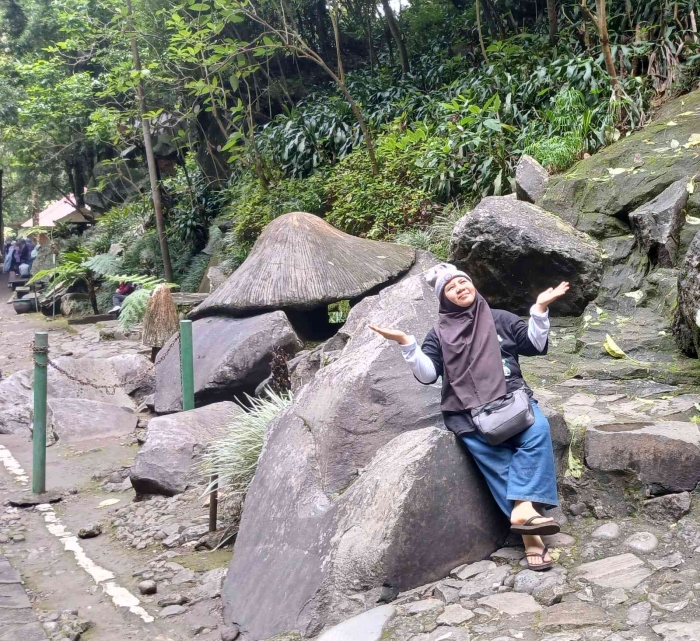 Batu besar dekat Coban Rondo, biasa untuk Selfi(Dokumentasi pribadi: Isti Yogiswandani)