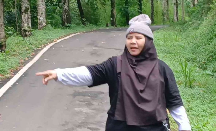 Ayuk ko lanjut ke sana. Lumayan agak nanjak (Dokumentasi pribadi: Isti Yogiswandani)