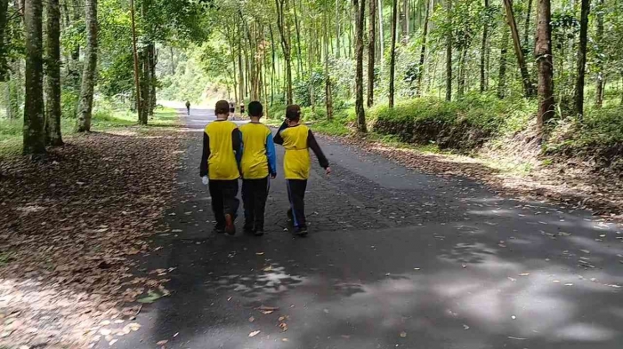 Rombongan anak sekolah mendahului. Membuat ku bersemangat agar cepat sampai (Dokumentasi pribadi; Isti Yogiswandani)
