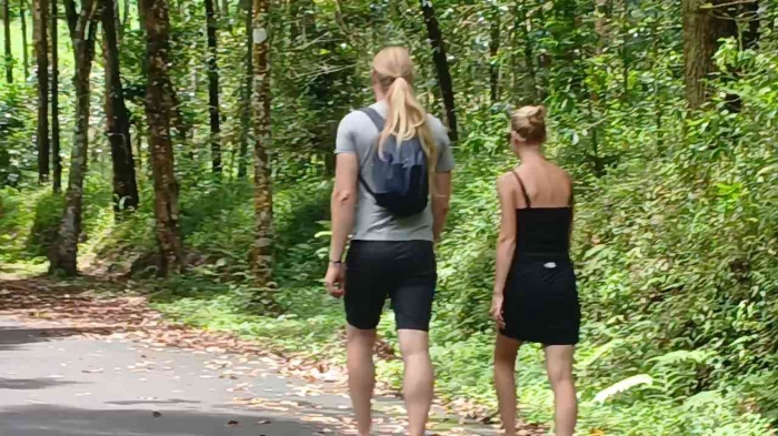 Sepasang turis yang berjalan kaki menuju air terjun(Dokumentasi pribadi: Isti Yogiswandani)