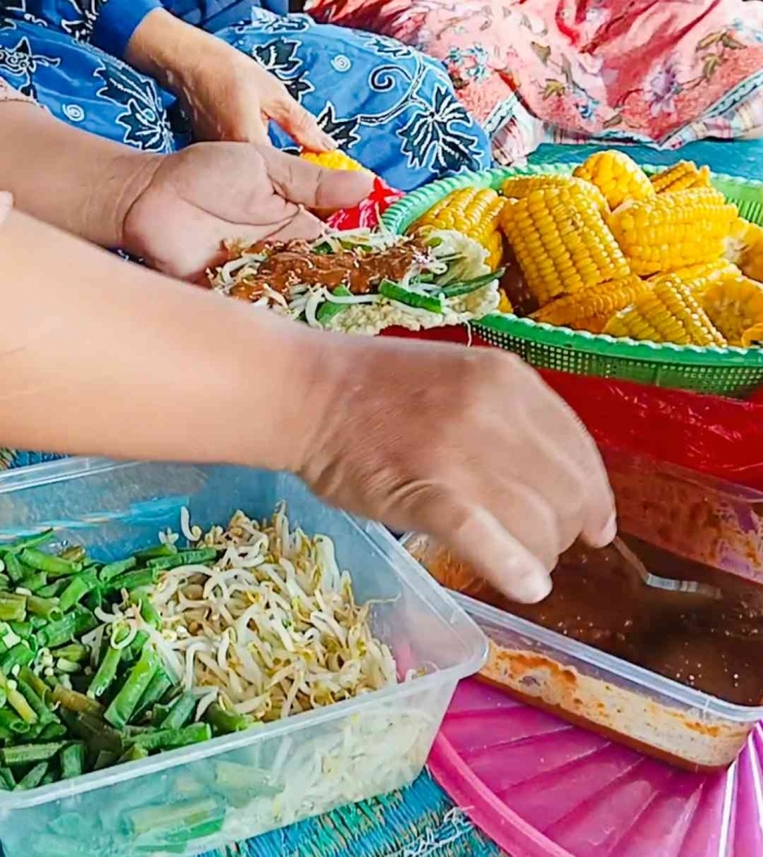 Pecel Gapit, menikmati pecel yang diselipkan di antara krupuk puli(Dokumentasi pribadi: Isti Yogiswandani)
