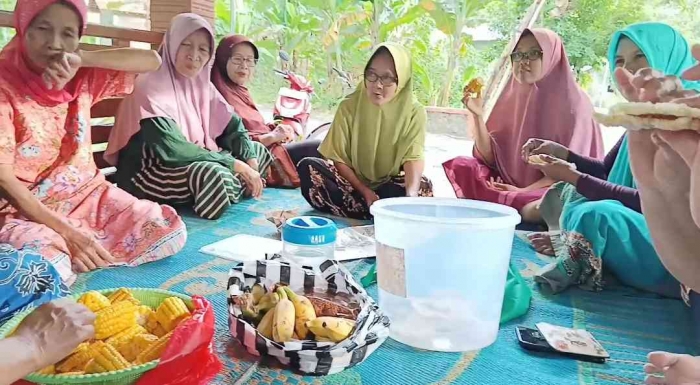 Ramai-ramai menikmati pecel Gapit+Dokumentasi pribadi: Isti Yogiswandani)