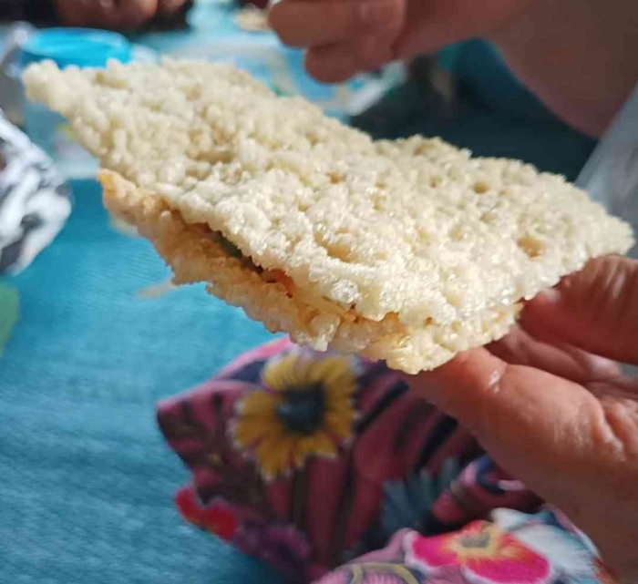 Setelah diberi pecel, ditutup lagi dengan Kerupuk (Dokumentasi pribadi: Isti Yogiswandani)