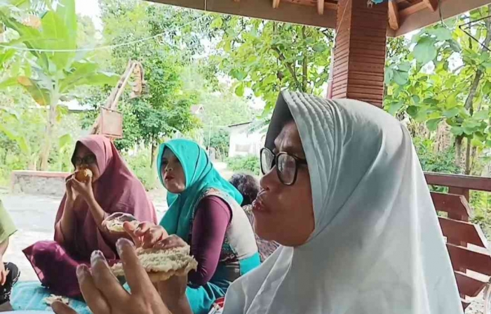 Menikmati pecel Gapit (Dokumentasi pribadi: Isti Yogiswandani)