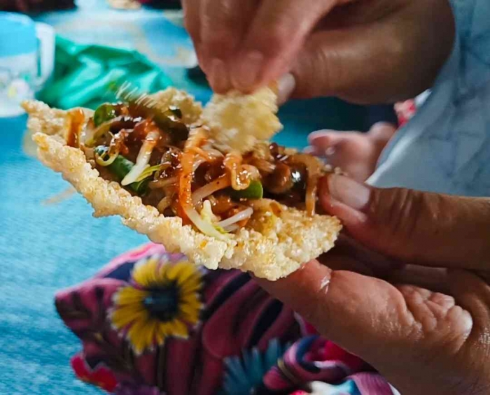 Cara menikmati pecel Gapit+Dokumentasi pribadi: Isti Yogiswandani)