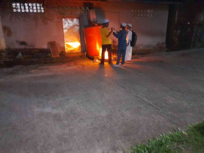 Anak-anak bermain api pembakar sampah (dokpri)