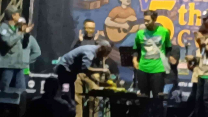 Pemotongan tumpeng (Dokumentasi pribadi: Isti Yogiswandani)