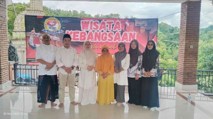 Rombongan guru honorer bersama ibu Sulistiyo foto bersama di kompleks makam Sulistyo. Sumber dokpri