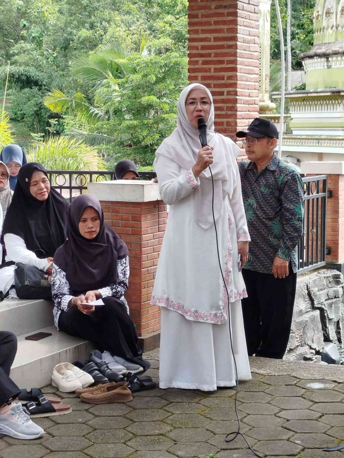 Ibu Halimah Sulistiyo menerima guru honorer Jepara Ziarah ke Makam Bapak Honorer Sulistiyo. Sumber dokpri