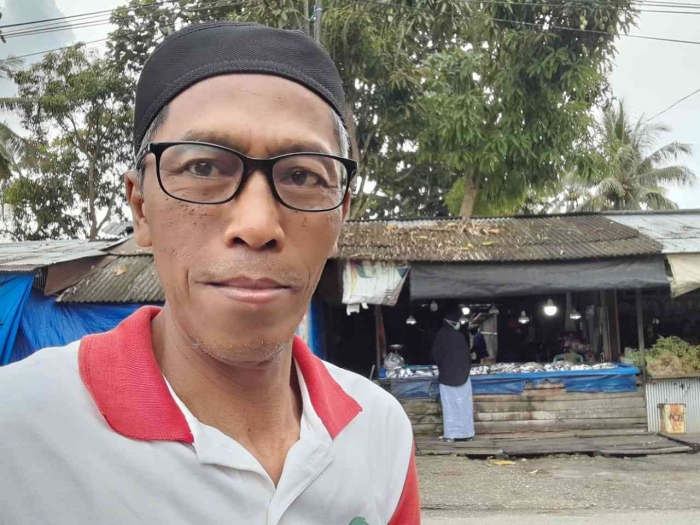 Berswafoto dengan latar pedagang ikan laut (dokpri)