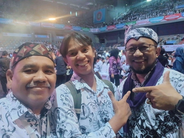 Omjay bersama kawan kawan anggota pgri/dokpri
