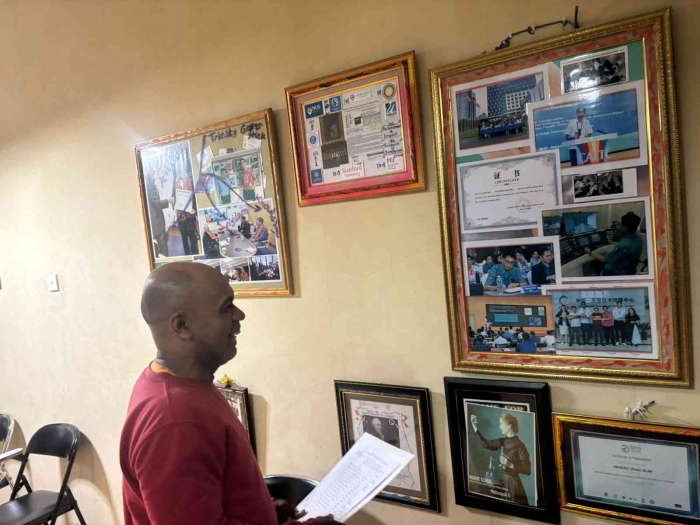 (Sumber pribadi) Kekaguman Pak Gery melihat lab EAT, CAP yang unik dan langka di bumi: seperti mengunjungi museum.