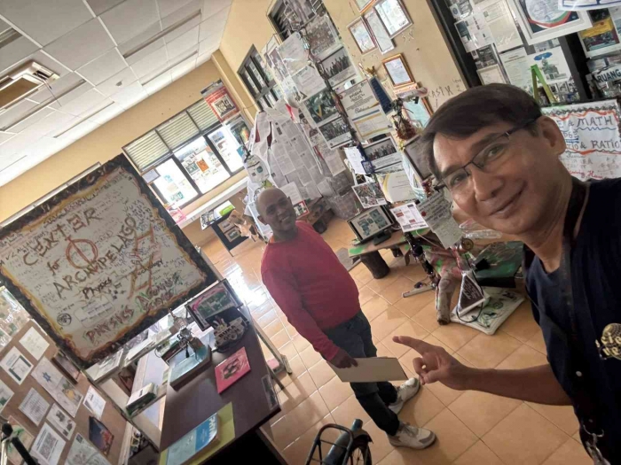 (Foto selfie) ketika Pak Gery keluar dari lab dan pamit untuk kembali kerja: ruang kreatif lab EAT.