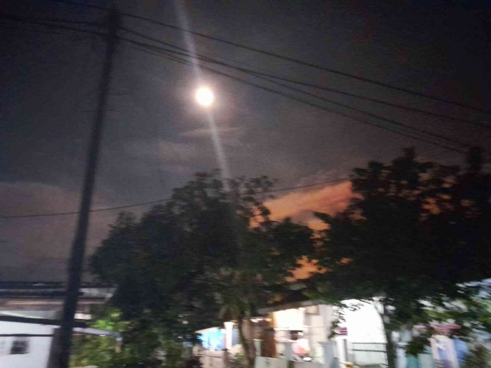 Malam hari kamis (4/12/25) rembulan tampak terang di Penajam (dokpri)