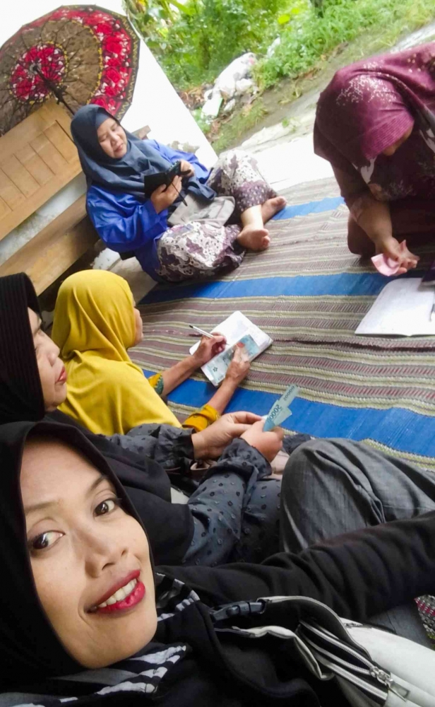 Hasil candid, membuat penulis tersorot. Eh.! Hehehe (Dokumentasi pribadi: PKK Dusun Buluh, Bu Marem)