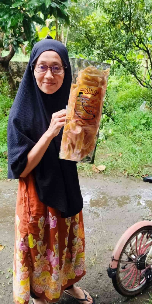 Bu Inti, pelaku UMKM keripik pisang Widi, PKK Dusun Buluh (Dokumentasi pribadi: Isti Yogiswandani)
