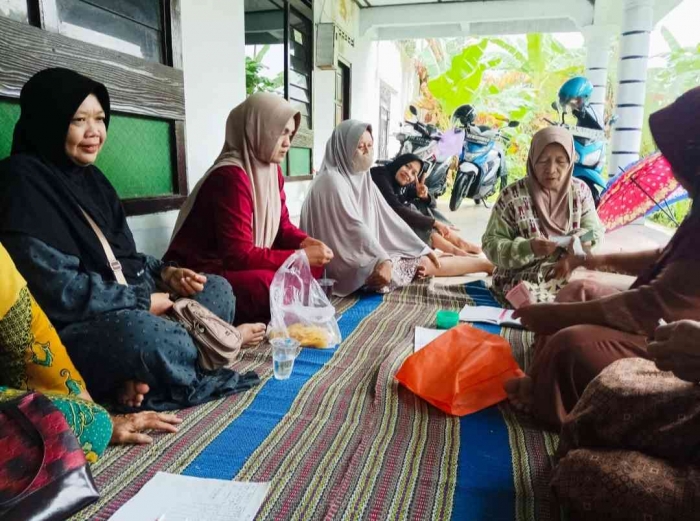 Arisan PKK dusun Buluh, Botan dan Sarangan. Arisan dimulai setelah hujan reda(Dokumentasi pribadi: Isti Yogiswandani)