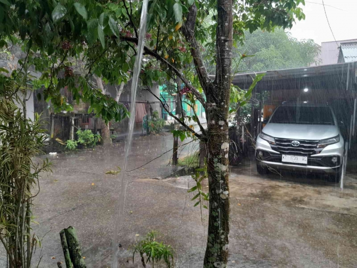 Hujan deras selesai salat Jumat di Penajam, 5/12/25 (dokpri)