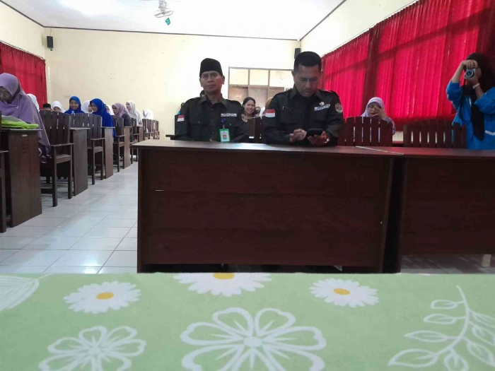 Dua kepala SMA duduk pada bangku depan (dokpri)