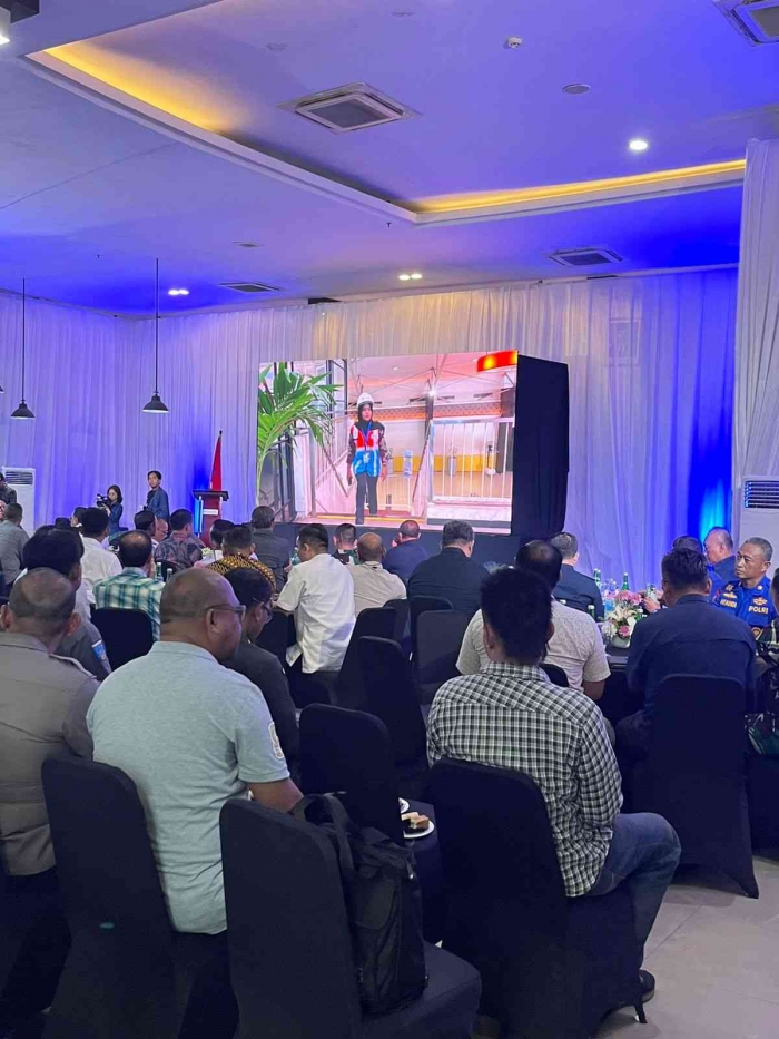 Penayangan Video Safety Induction di Ruang VVIP Terminal Penumpang Pelabuhan Tanjung Emas (Sumber: Dokumentasi Pribadi)