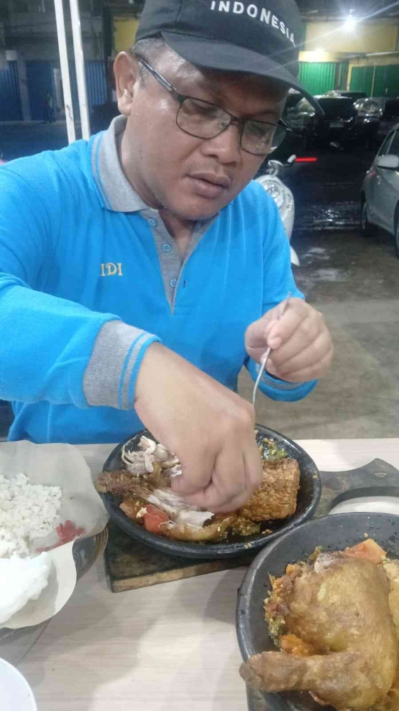 Pak Paidi menikmati sambal bakar/dokpri