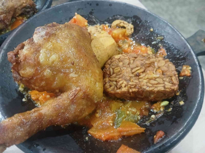 Makan ayam goreng sambal bakar/dokpri