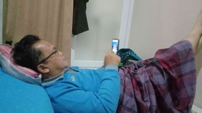 Pak Paidi menulis pesan sebelum tidur/dokpri