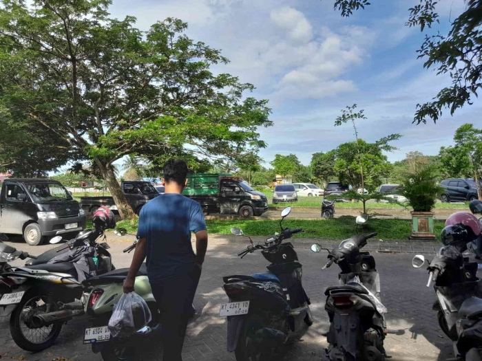 Tempat parkir kendaraan bagian belakang Pasar Induk Penajam (dokpri)