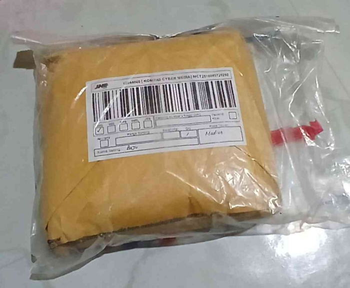 Paket dari Kompasiana. Yuk dibuka (Dokumentasi pribadi: Isti Yogiswandani)