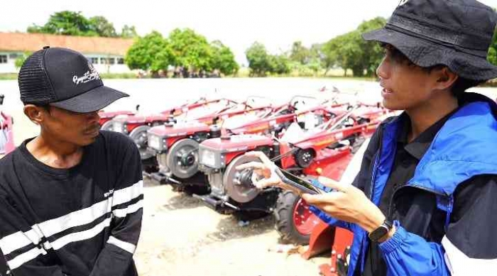 Foto wawancara saya dengan ketua kelompok tani (sumber Kompasianer/Nur Taufik).