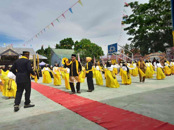 Para tamu diajak berjoget bersama para penari (dokpri)