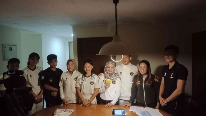 Manager Kick Boxing Rosi Nurasjati bersama pelatih dan para atlet / Foto: Arf18