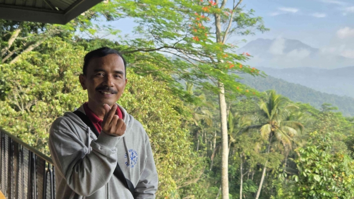 Foto menikmati pemandangan alam di Eva Cafe. Sumber Dokumentasi Pribadi