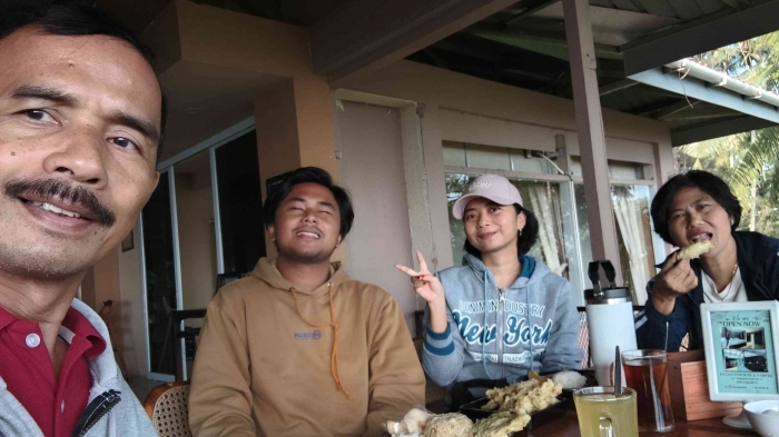 Foto Menikmati Hidangan Wisata Kuliner Bersama Keluarga