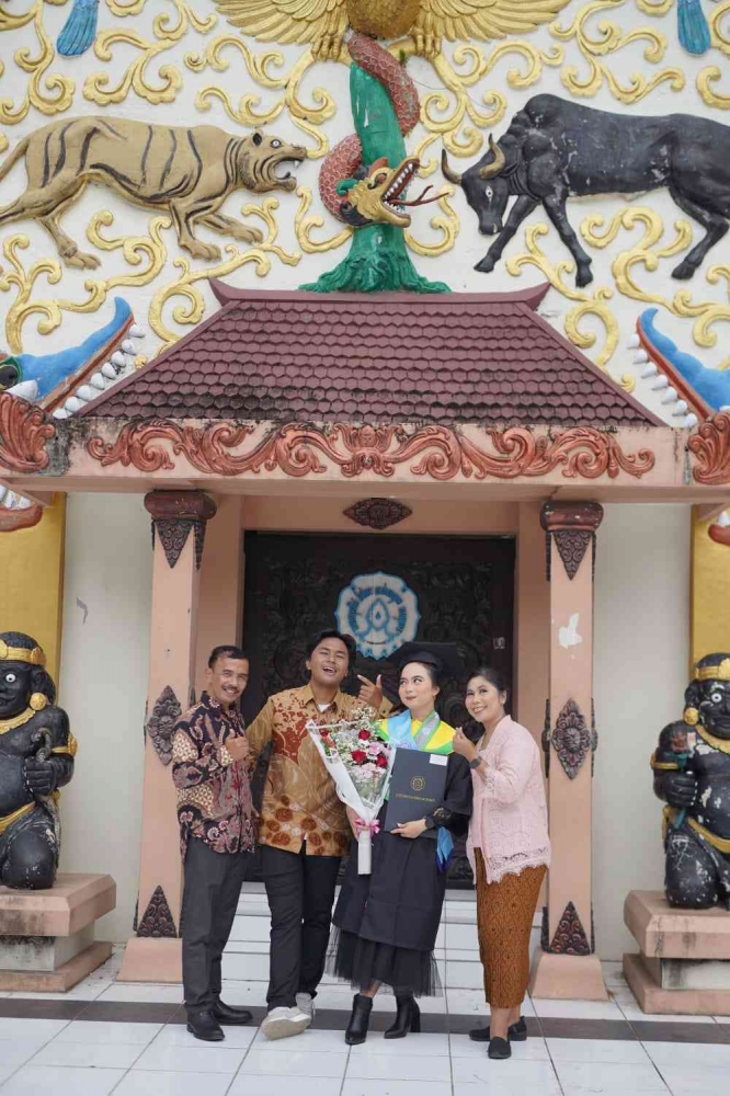 Foto Bersama: Bapak, Adik, Kakak / Wisudawan, dan Ibu. Sumbef Dokumentasi Pribadi.
