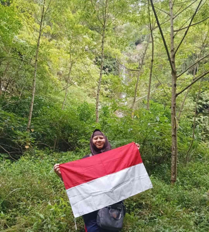 Selfi dulu dengan air terjun Tirto Gumarang di kejauhan (Dokumentasi pribadi: Isti Yogiswandani)