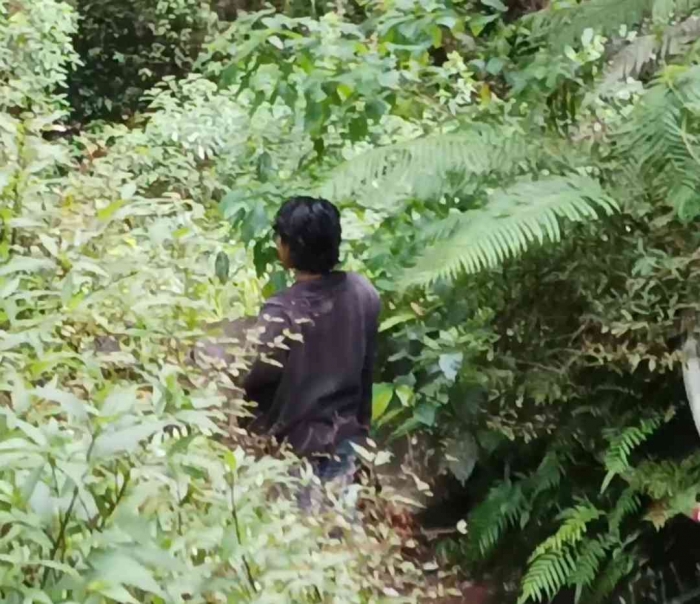 Mas-mas yang mencoba menelusuri sungai, tapi tidak ada indikasi jalan ke arah air terjun(Dokumentasi pribadi: Isti Yogiswandani)