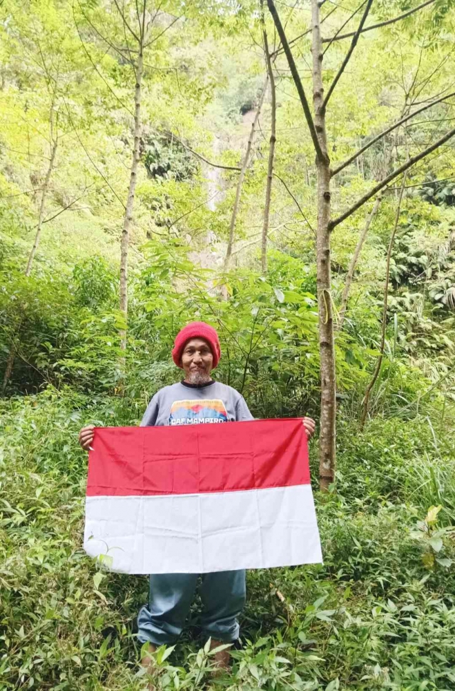 Selfi dulu dengan air terjun Tirto Gumarang di kejauhan (Dokumentasi pribadi: Isti Yogiswandani)