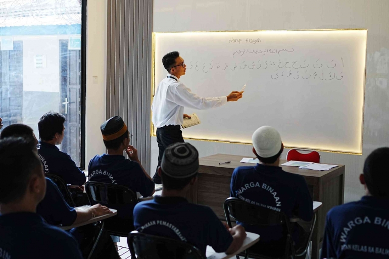 Berantas Buta Aksara, Peserta Magang Rutan Balikpapan Ajarkan Bacaan Al ...