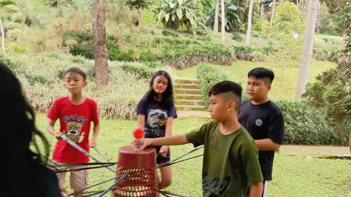 Foto permainan memindahkan bola. Sumber Dokumentasi Pribadi.