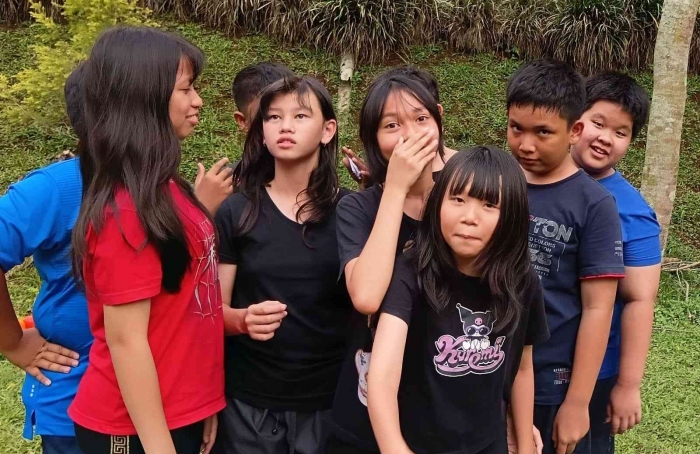 Kelompok murid-murid dalam sebuah permainan melatih nilai Daya Juang. Sumber Dokumentasi Pribadi.