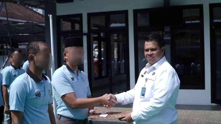 Momen Natal 2025, Dua Warga Binaan Rutan Banjarnegara Terima Remisi ...