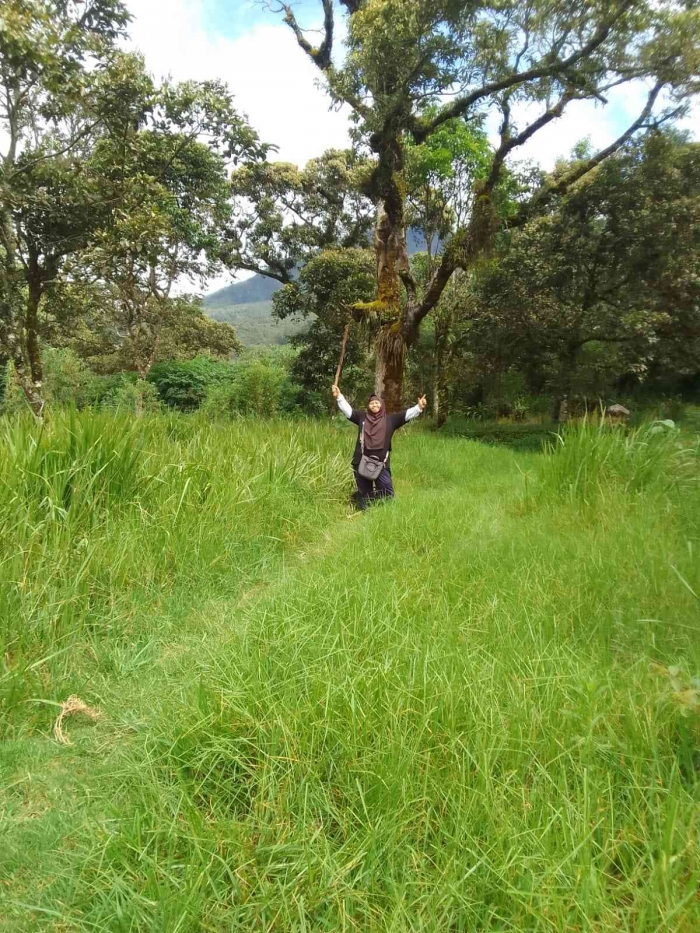 Sudah dekat lokasi, bisa tersenyum dan futu-futu, hehehe (Dokumentasi pribadi: Isti Yogiswandani)